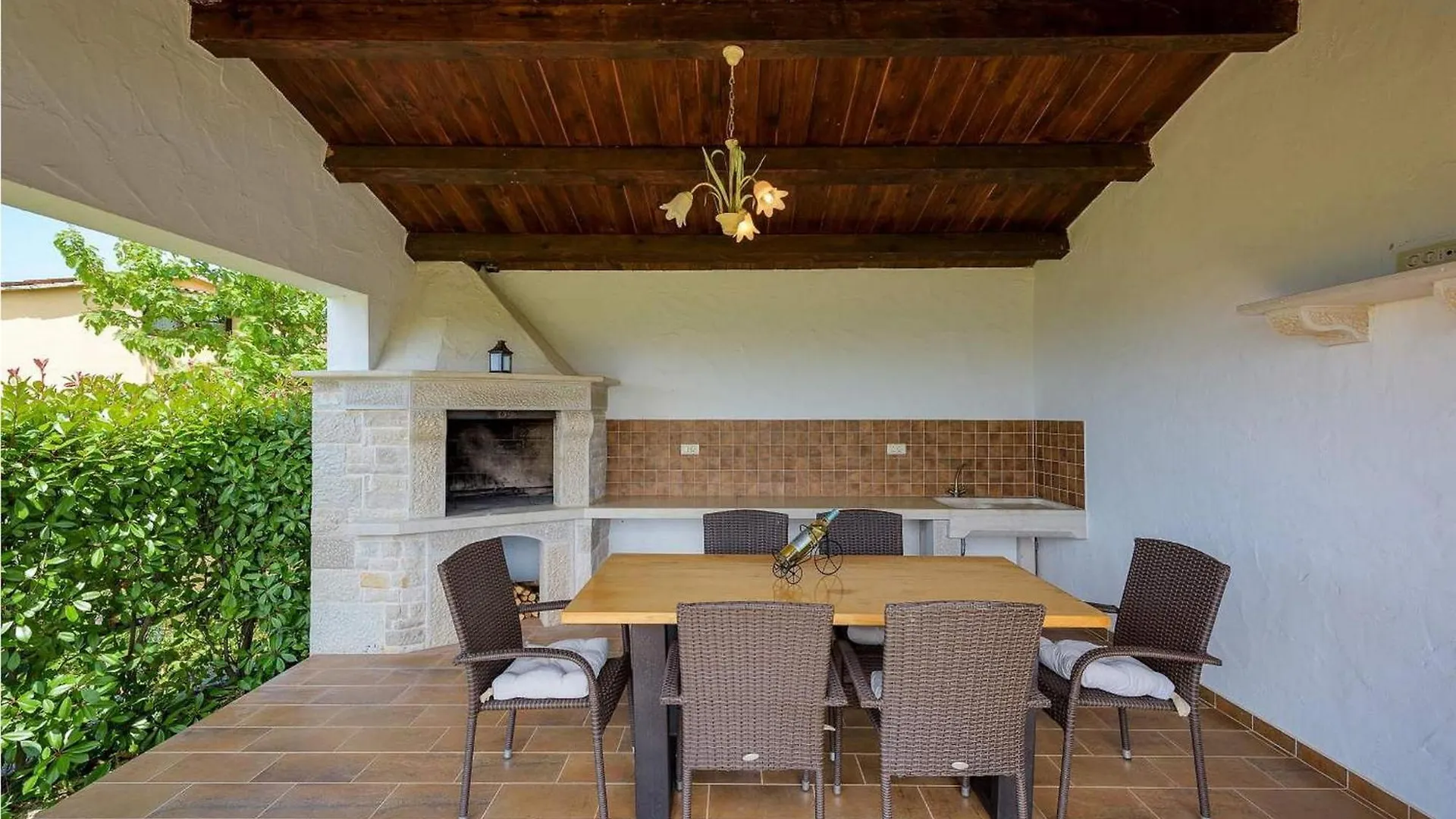 Villa Manuela Kastelir 0*,